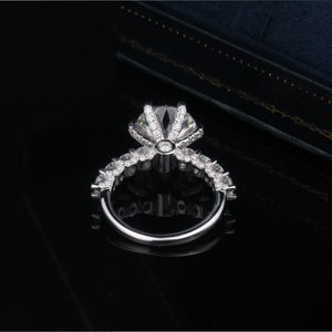 Anillo de compromiso de moissanita redonda brillante de 5 quilates con corte portugués, halo oculto, 6 garras, plata de ley 925, estilo de lujo - Product Image 4