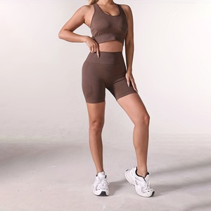 Conjunto de 2 piezas: Sujetador deportivo con espalda cruzada y recortes, y shorts de ciclista de cintura alta con efecto fruncido a juego, para mujer, fitness, yoga y ropa deportiva. - Product Image 1