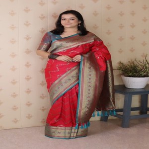 ผ้าซารีไหมบานาราซีเนื้อนุ่มคุณภาพพรีเมียมจากวัสตรา คอทเทจ ลายซิกแซกเรขาคณิตสีทองด้วยด้ายซารีทอง พร้อมผ้าปาลลูสีตัดกันอย่างมีระดับ เหมาะสำหรับใส่ในงานเทศกาล - Product Image 5