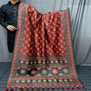 Sari en soie à imprimé numérique VASTRA COTTAGE avec une belle bordure tissée, un pallu riche en franges et un chemisier assorti, drapé doux et facile - Product Image 5