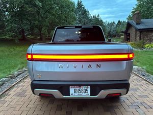 2022 Rivian R1T Adventure Edition Quad-Motor AWD SUV LA Argent Grande Batterie Au Lithium Boîte De Vitesses Automatique Cuir Léger R19 Gauche - Product Image 5