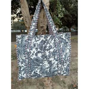 Bolsa de Mano Reversible Extra Grande de Algodón Acolchado, Diseño Gardenia en Blanco y Gris, Resistente, para Compras, Fin de Semana - Product Image 1