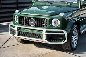 Elegante Mer-ce-des-B e n z Clase G AMG G 63 4MATIC 2024, motor biturbo V8 de 4.0L que produce 577 caballos de fuerza y 627 lb-pie de torque - Product Image 3