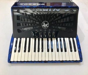 Accordéon Hohner Bravo III 72, modèle européen 2025, avec soufflet bleu, noir - Product Image 1