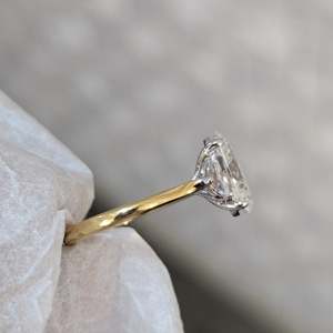 Bague de fiançailles ovale avec pierre latérale demi-lune en diamant de culture - Product Image 5