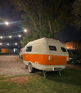 Remolque de Campamento Uarson Teardrop Naranja y Blanco Modelo 2023 Vehículo de Viaje al Aire Libre con Motor y Caja de Cambios - Product Image 4