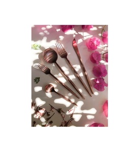 Couverts décoratifs en métal finition dorée parfaits pour les fêtes de mariage et les événements spéciaux. - Product Image 2