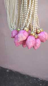 พวงมาลัยไข่มุกทำด้วยมือพร้อมที่แขวนประดับดอกบัวสีชมพูสำหรับตกแต่งงานแต่งงานตามเทศกาลเหมาะสำหรับงานปาร์ตี้หรืองานให้เป็นของขวัญ - Product Image 2