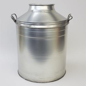 Lata de leche decorativa de metal galvanizado con acabado liso, ideal para cafés caseros clásicos e interiores al aire libre - Product Image 3