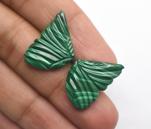 Tallado de cristal de mariposa de malaquita: 25X15mm Par de mariposas talladas a mano de malaquita natural sin tratar Tallas de piedras preciosas de 27,45 CT - Product Image 3