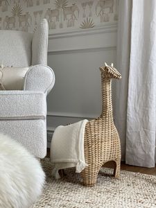 Panier de rangement en rotin naturel fait à la main en forme de girafe pour la chambre d'enfant, la décoration de la crèche et l'organisation de la maison - Product Image 3