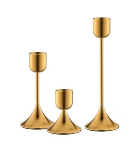 Nouveau support de bougie en métal fait main de conception élégante pour la décoration de table de fête - Product Image 2
