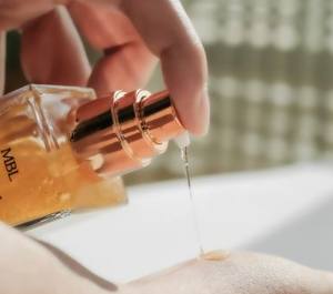 Ampolla de reparación de oro MBL 24K, cosmética coreana con péptidos de ácido hialurónico de adenosina para una piel hidratada juvenil radiante - Product Image 3