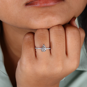 แหวนหมั้นแบบซ่อนเพชรทรงลูกแพร์ 1.0 2.0 กะรัต เพชรเลี้ยงในห้องปฏิบัติการคุณภาพ FVS1 รับรองโดย IGI แหวนแต่งงานแบบฝังเพชร เพชรเม็ดเดี่ยว - Product Image 2