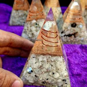 Pyramide d'orgonite en pierre de lune arc-en-ciel de qualité supérieure |   Pyramide de guérison énergétique faite à la main pour l'intuition, l'équilibre émotionnel et la croissance spirituelle - Product Image 2