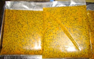 Passiflora Edulis pulpe avec graines couleur jaune purée de fruits de la passion congelée emballage sous vide BQF pulpe de fruits de la passion congelée - Product Image 4