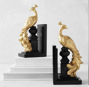 Pavos reales dorados regios posados sobre pedestales negros para estantes. Disponible a precios de mayoreo. - Product Image 1