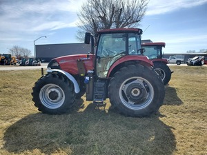 Tracteur agricole IH Farmall 140A 2024, 140 CV, moteur FPT avec pompe de boîte de vitesses et roulement, 3 heures, 16x8, Power Shuttle inclus - Product Image 4
