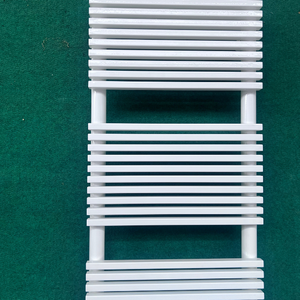 Radiateur à serviettes blanc moderne avec barres horizontales carrées, design élégant en forme d'échelle pour un chauffage efficace de la salle de bain et un séchage des serviettes - Product Image 3