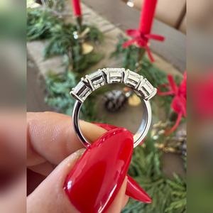 Anillo de Compromiso de Diamante Cultivado en Laboratorio con Corte Esmeralda de Lujo de 3.50 Quilates VVS2, Joyería de Aniversario, Proveedor Mayorista - Product Image 2