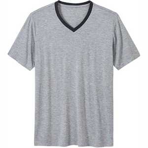 Conjunto de verano para hombre en gris claro, camiseta y pantalones cortos a juego en gris jaspeado, ropa de estar de algodón suave, conjunto de pijama de jersey melange de 2 piezas. - Product Image 2