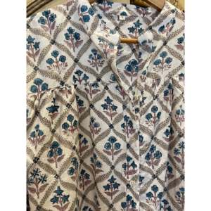 Blusa Gillian Estampada a Mano, Floral, de Popelina de Algodón, Estilo Casual de Lujo, con Decoración de Botones, Disponible en Tallas Larga, Corta y XL, para Oficina - Product Image 2