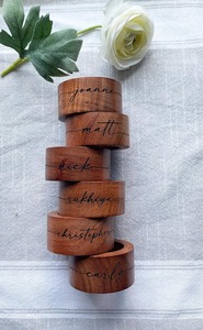 Anneaux de serviette en bois d'acacia faits à la main pour des tables élégantes - Product Image 3