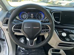 Superb White 2024 Chrysler Pacifica Touring L FWD Usado con asientos de cuero Navegación Tercera fila Asientos Arranque remoto - Product Image 4