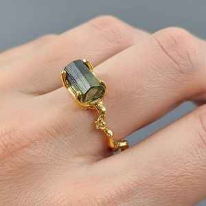 Anillo Delicado de Turmalina en Bruto con Certificación IGI, Diseño de Lujo en Plata de Ley para Uso Diario Elegante y Ocasiones de Boda - Product Image 2