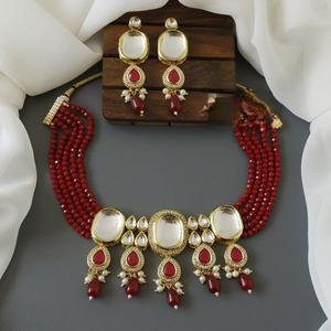 ชุดสร้อยคอลูกปัดสีแดงแบบดั้งเดิมพร้อมต่างหูสร้อยคอ Kundan สีดำและสีเขียว - Product Image 1