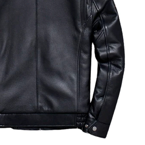 Chaqueta Bomber de cuero negro Premium con cuello de piel suave y bolsillos delanteros diseñados para la comodidad de estilo clásico y el calor del invierno - Product Image 4
