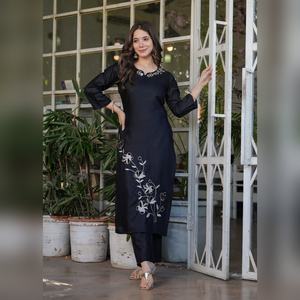 Traje de diseñador de rayón slub de última tendencia con dupatta de seda chinon, listo para enviar, nueva colección 2025 para la moda - Product Image 5