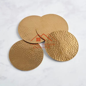 Sous-verres en métal martelé en laiton pour la décoration de la table à manger à la maison ou au bureau - Product Image 1