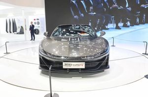 Voiture de sport décapotable argentée, modèle d'exposition automobile avec portières ouvertes et fonctionnelles - Product Image 2
