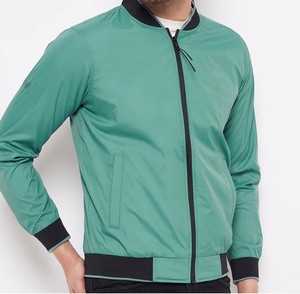 Chaqueta universitaria ajustada de lujo personalizada para hombre en vaquero Negro estilo Letterman informal de invierno con mangas de cuero teñido cierre de cremallera - Product Image 4