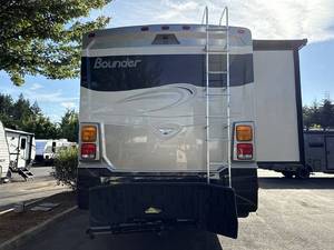 Seconde main Clean 2014 Fleetwood Bounder 33C RV - Product Image 6