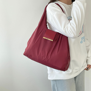 Sac de courses portable pliable avec porte-clés, mini sac fourre-tout réutilisable pour le voyage et le supermarché, sac de rangement pliable et compact avec anneau porte-clés - Product Image 5