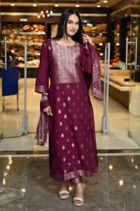 Ensemble élégant de costume en coton tissé marron bordeaux, coupe droite, longueur ras du sol, avec dupatta à imprimé doré, idéal pour les mariages et les fêtes, prix de gros disponible - Product Image 5