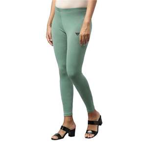 Mallas de gimnasio de seda supersuave de alta calidad, pantalones de yoga personalizados para mujer con logotipo en la cintura para uso deportivo e informal - Product Image 1
