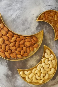 Plateau décoratif à chocolat en métal finition or élégance traditionnelle avec utilité moderne pour votre collection de vaisselle - Product Image 3