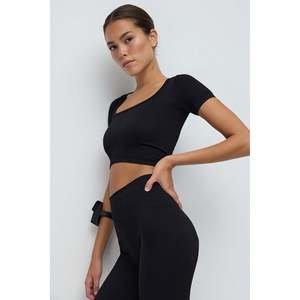 Kare Yaka Crop Top décontracté à col carré, longueur courte et logo frontal - pour le commerce électronique britannique - Product Image 3