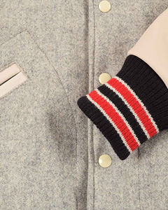 แจ็คเก็ตบอมเบอร์แบบวาร์ซิตี้ ดีไซน์ล่าสุด หนังผสมผ้าแคนวาส คอตั้ง กันน้ำ ระบายอากาศได้ดี รุ่นปี 2026 สำหรับโรงเรียน วิทยาลัย มหาวิทยาลัย - Product Image 6