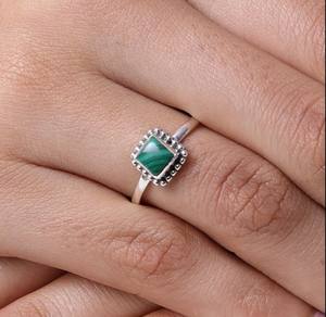 Vente en gros de bagues de designer élégantes en argent sterling 925 avec cabochon en malachite et pierres précieuses serti de diamants Anniversaire classique - Product Image 2