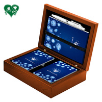 Vente en gros de boîtes en bois de pin W319 pour 54 cartes, jeux de cartes à double jeu avec accessoires, couleur personnalisée, MOQ 500 ensembles