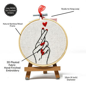 Art mural brodé en forme de cœur coréen tendance – Décoration minimaliste brodée à la main style K-Pop – Cadeau brodé en forme de geste 10 cm - Product Image 2