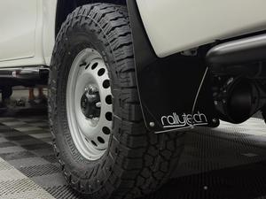 RAFFBIEN 2022 Toyota Hilux 4x4 Pick-up - Faible kilométrage, excellent état |   Prêt à être expédié - Product Image 3