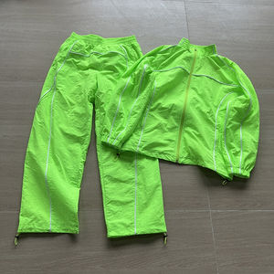 Fabricant de vêtements de sport personnalisé costume de jogging deux pièces pour l'extérieur survêtement coupe-vent en nylon à rayures réfléchissantes pour hommes - Product Image 1