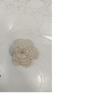 Macramè fatto a mano e fiori all'uncinetto con perline ideali per decorazioni di abbigliamento e decorazioni tessili per la casa