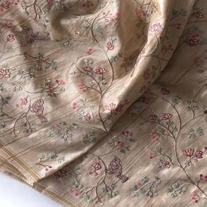 Sari de Tela Pura Zari VASTRA COTTAGE con Borde de Patrón Hecho a Mano y Blusa de Diseño a Contraste con Bordado a Mano para Vestir en Festividades - Product Image 4