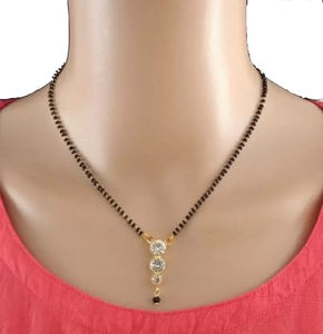สร้อยคอแบบมังกาลสุตราสีดำประดับลูกปัดสุดเก๋ ชุบทอง เหมาะสำหรับใส่ในชีวิตประจำวันและงานปาร์ตี้ มีจำหน่ายในราคาขายส่ง - Product Image 1